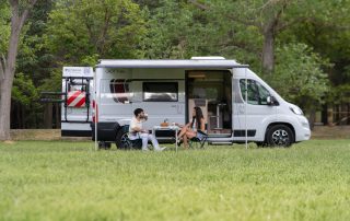 Exterior con toldo Giottivan 60B Camper
